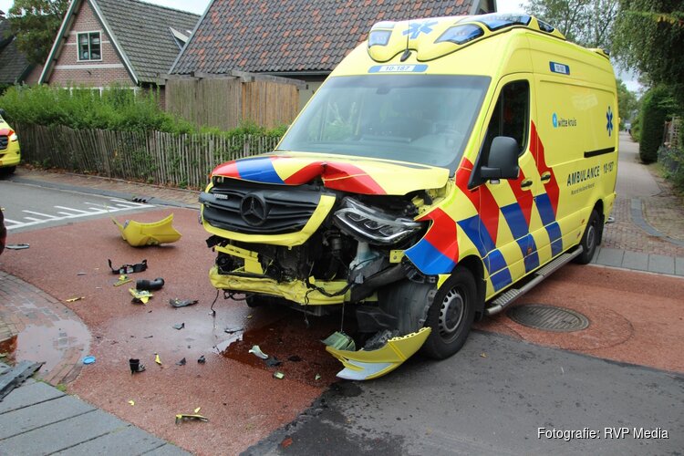 Ambulance zwaar beschadigd na ongeval met personenauto