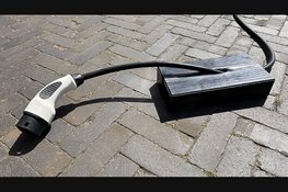 Grote belangstelling voor proef met elektrisch laden via een kabel over de stoep