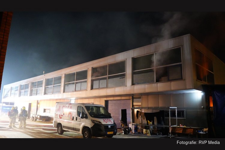 Grote brand uitgebroken in bedrijfspand Oudkarspel