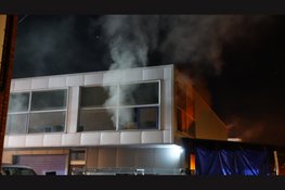 Grote brand uitgebroken in bedrijfspand Oudkarspel