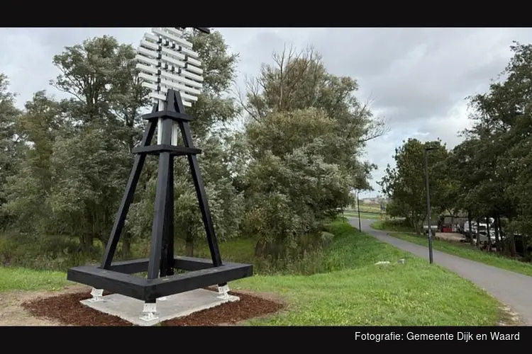 Feestelijke onthulling van derde baken in Kanaalpark met Zeekadetten