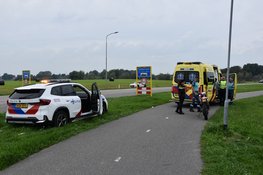 Bromfietser gewond na botsing tegen lantaarnpaal in Oudkarspel