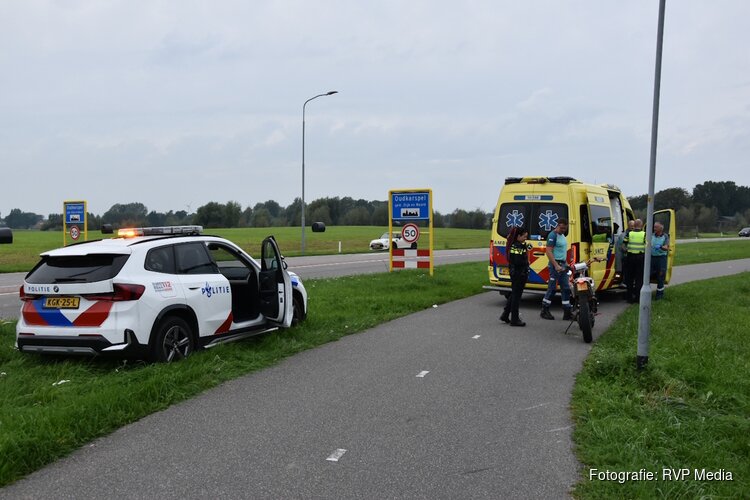 Bromfietser gewond na botsing tegen lantaarnpaal in Oudkarspel