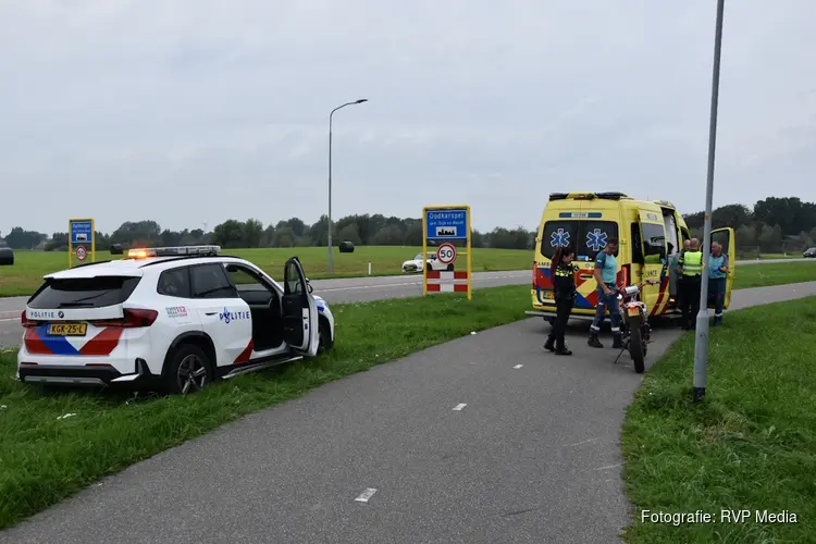 Bromfietser gewond na botsing tegen lantaarnpaal in Oudkarspel