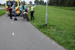 Bromfietser gewond na botsing tegen lantaarnpaal in Oudkarspel