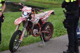 Bromfietser gewond na botsing tegen lantaarnpaal in Oudkarspel