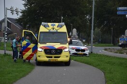 Bromfietser gewond na botsing tegen lantaarnpaal in Oudkarspel