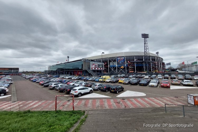 AZ verliest koppositie en ongeslagen status bij Feyenoord