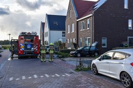 Kofferbak van geparkeerde auto vliegt in brand op oprit in Broek op Langedijk