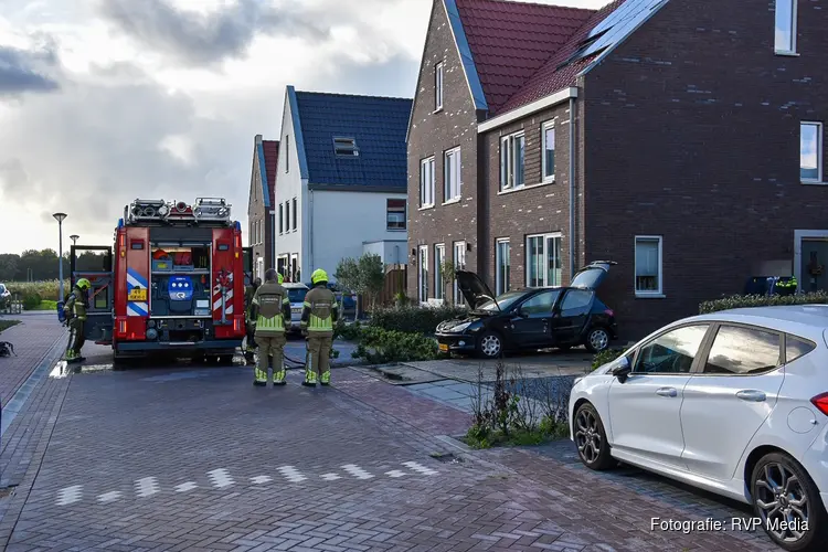 Kofferbak van geparkeerde auto vliegt in brand op oprit in Broek op Langedijk