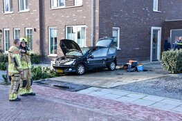 Kofferbak van geparkeerde auto vliegt in brand op oprit in Broek op Langedijk