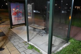 Harde knal schrikt buurt op: zwaar vuurwerk en brandbare vloeistof ontploft in bushokje Zuid-Scharwoude
