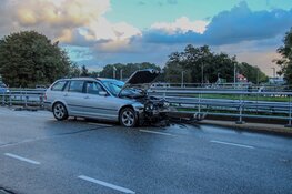 Vrouw lichtgewond nadat auto hard tegen hekwerk botst op brug in Heerhugowaard