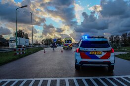 Vrouw lichtgewond nadat auto hard tegen hekwerk botst op brug in Heerhugowaard