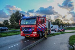 Vrouw lichtgewond nadat auto hard tegen hekwerk botst op brug in Heerhugowaard