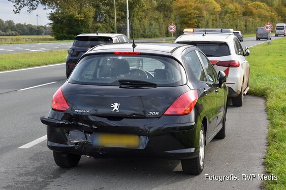 Kop-staartbotsing tussen twee auto's op N245 bij Broek op Langedijk