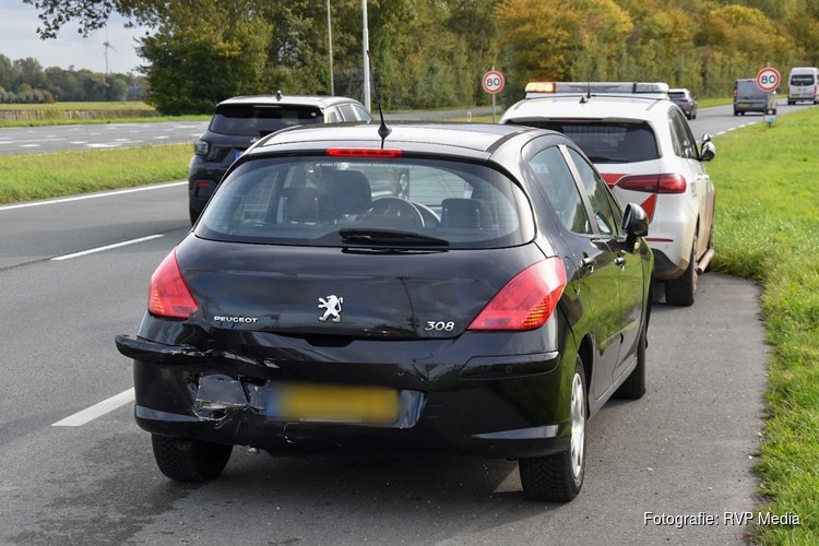 Kop-staartbotsing tussen twee auto's op N245 bij Broek op Langedijk