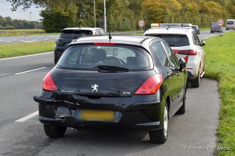 Kop-staartbotsing tussen twee auto's op N245 bij Broek op Langedijk