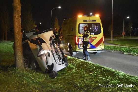 Auto op z’n kant na eenzijdig ongeval in Zuid-Scharwoude