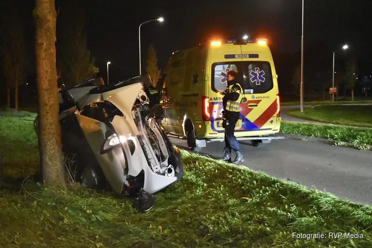 Auto op z’n kant na eenzijdig ongeval in Zuid-Scharwoude