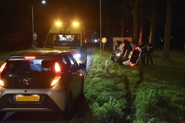 Auto op z’n kant na eenzijdig ongeval in Zuid-Scharwoude