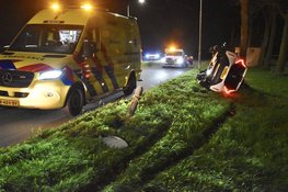 Auto op z’n kant na eenzijdig ongeval in Zuid-Scharwoude