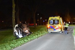 Auto op z’n kant na eenzijdig ongeval in Zuid-Scharwoude