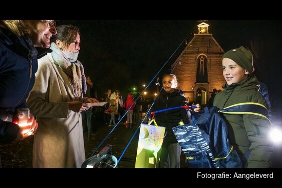 Snoepjes uit de kerktoren: bijzondere Sint-Maartentraditie keert voor 5e jaar terug