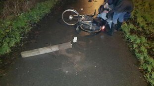 Wie heeft er betonnen palen op het fietspad neergelegd?