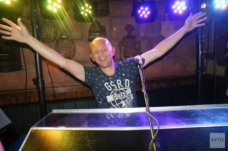Zingen en dansen met Paul Vlaar in &#39;t Karrewiel