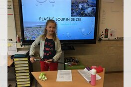 Lisa Vooijs uit groep 6A van de Paus Johannes School te Sint-Pancras heeft een spreekbeurt gehouden over de “plastic Soup”.