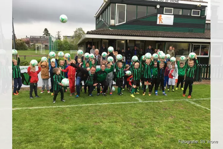 Vrienden van Vrone verrassen jongste jeugd